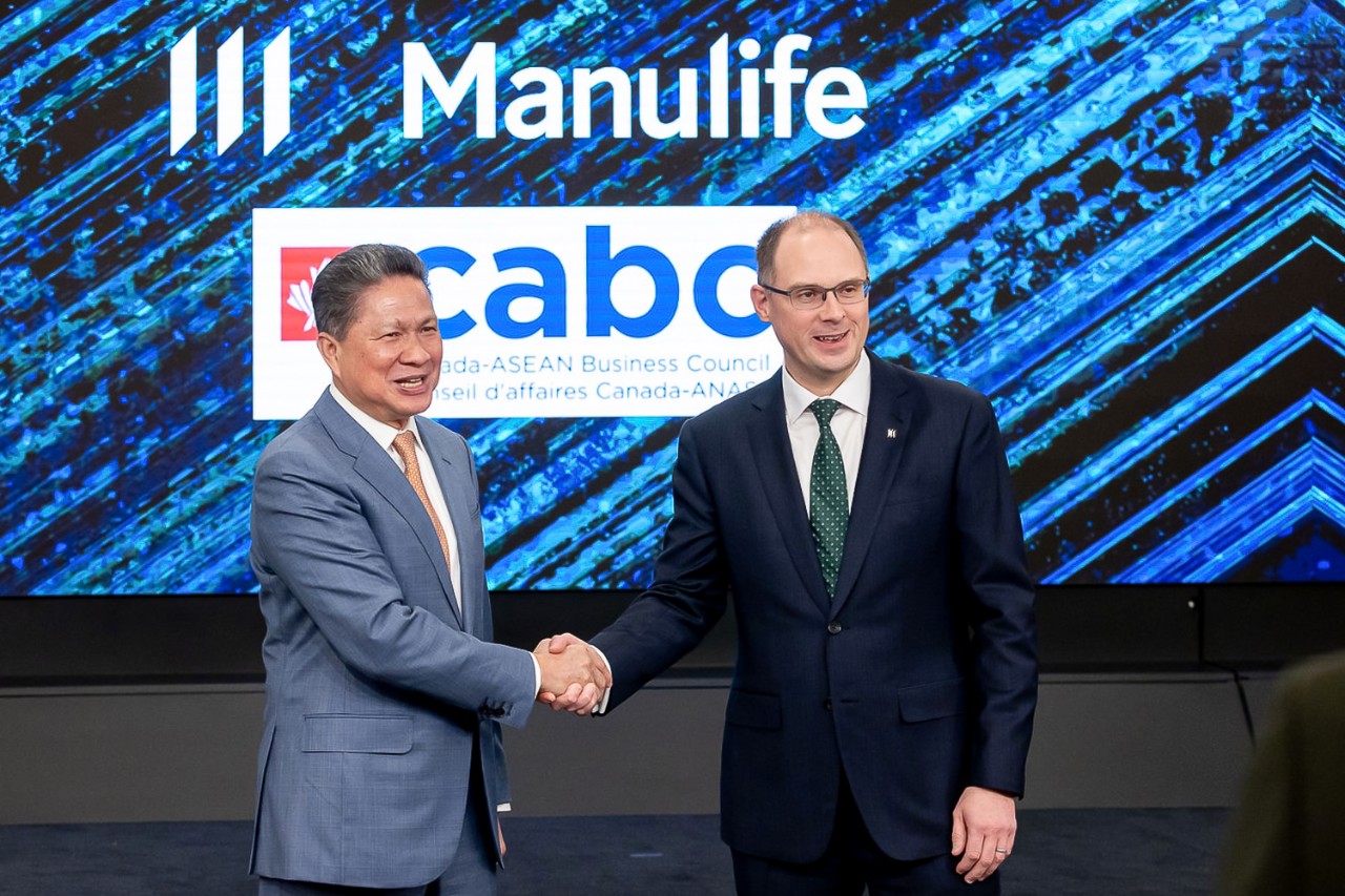 ambodian Delegation Visits Manulife Global Headquarters 1
