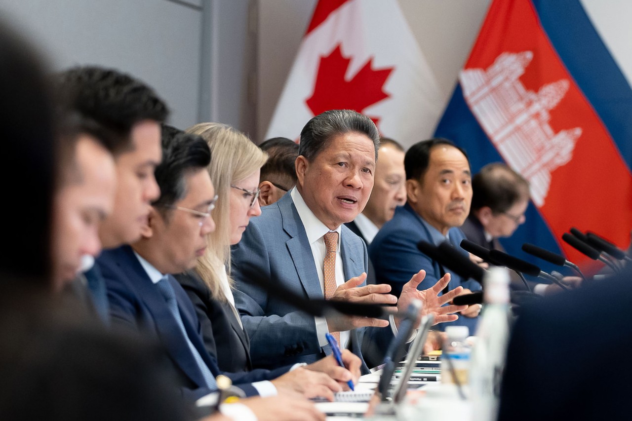 ambodian Delegation Visits Manulife Global Headquarters 3