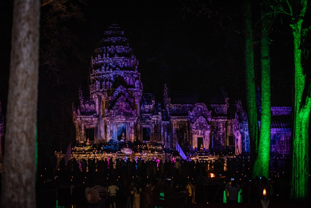 manulife-organized-wonder-night-at-thomanon-temple