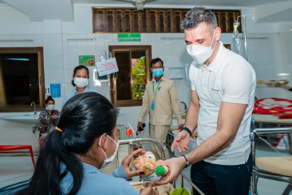 Manulife Cambodia donates US$110,244 to Angkor Hospital for Children